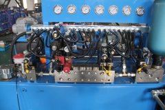 裝配中的大型液壓站