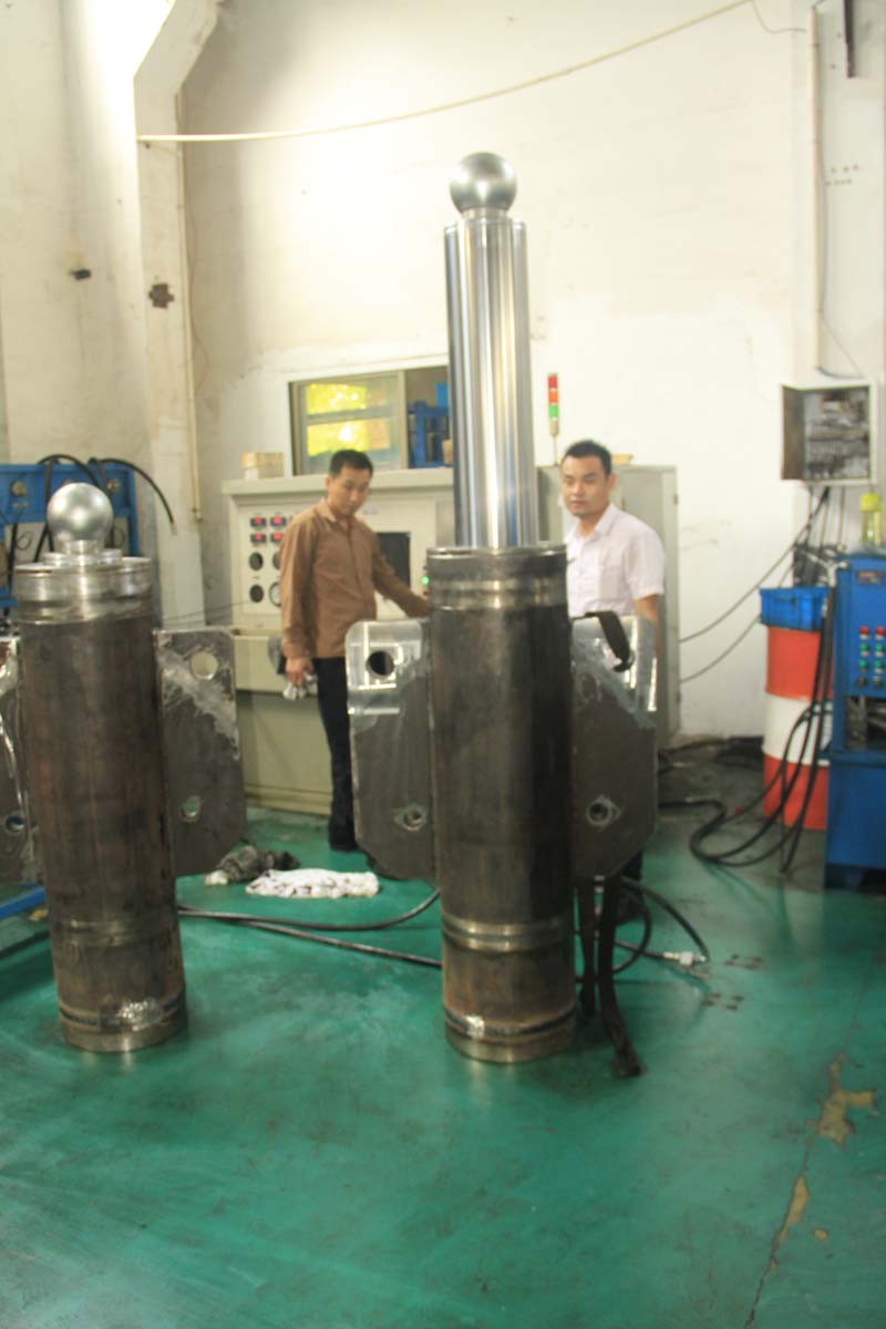 大型支腿液壓油缸